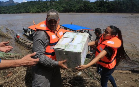 Autoridades utilizan lanchas para cruzar el río Beni y llevar ayuda humanitaria a las comunidades aisladas por las inundaciones.