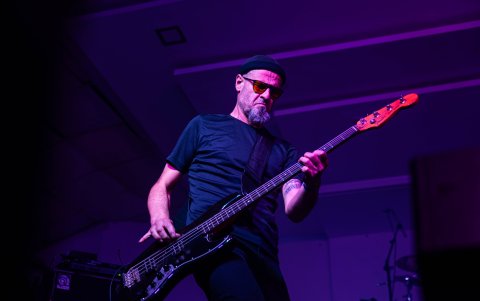 El bajista Roberto Gonzalo se ausentó de la quinta visita de Tierra Santa al país luego de sufrir un infarto. Volvió para la sexta.