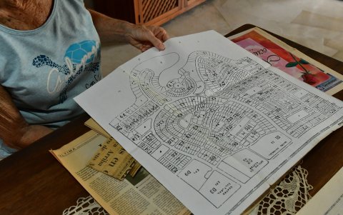 Iniciativa. Tania de Pólit muestra el mapa de Puerto Azul de 1996, con el que se armó la idea.