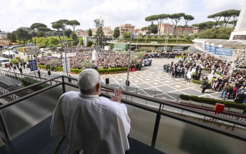 El papa Francisco ha abandonado este domingo 23 de marzo el Policlínico Gemelli de Roma, donde ha permanecido 38 días ingresado por una grave infección respiratoria.