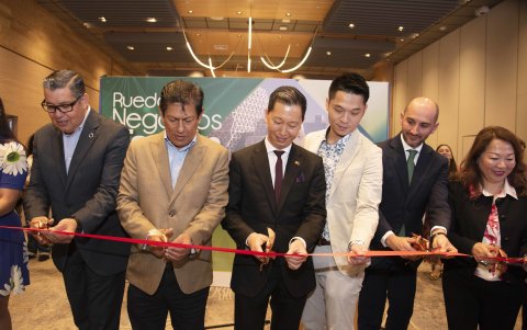 Francisco Vergara, presidente de la Cámara de la Pequeña y Mediana Empresa de Pichincha; José Miranda, presidente Cámara de la Industria de la Construcción; el embajador Augusto Liao; Steven Tu, representante de la delegación comercial; Juan Carlos Torres, director administrativo financiero de la Cámara de Comercio de Quito; y Xia Piwa, presidente de los residentes taiwaneses en Ecuador.