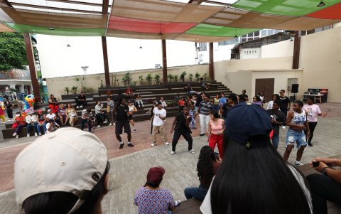 Integrantes de Zumar bailaron en una de las plazoletas de calle Panamá, como parte de la primera edición de Ruta Centro.