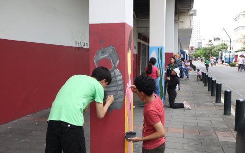 A la altura de Panamá y Juan Montalvo, jóvenes pintaron coloridas imágenes en el extremo norte de Ruta Centro.