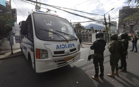 La fuerza pública resguarda el acceso al edificio de los medios públicos en el norte de Quito