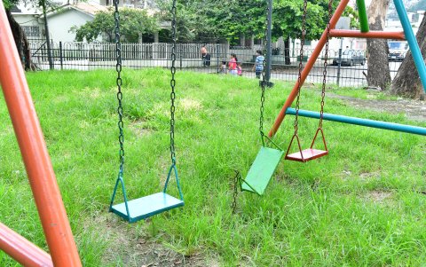 Los niños no pueden recrearse en este parque de La Atarazana por infraestructura oxidada y rota.
