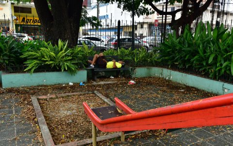 La falta de limpieza y vigilancia torna a los parques sitios de consumo y de poca afluencia turística.