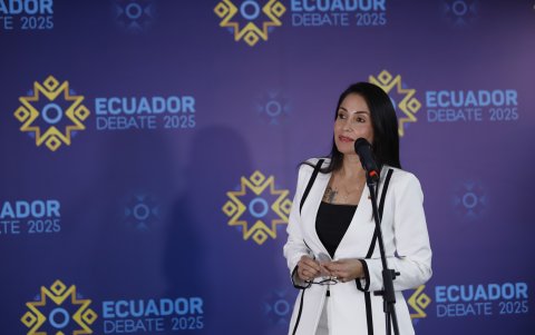 La candidata correísta, Luisa González, fue la primera en llegar a los medios públicos.