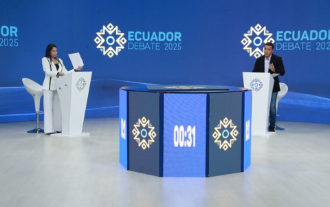 Daniel Noboa y Luisa González durante el debate presidencial 2025, donde se enfrentaron sobre temas clave como economía, seguridad y gobernabilidad.