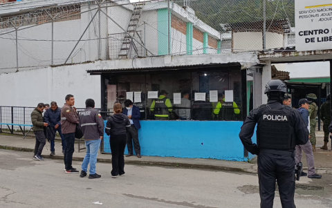 Las autoridades investigan las circunstancias del hallazgo de tres cuerpos sin vida en el Centro de Rehabilitación Social de Loja.