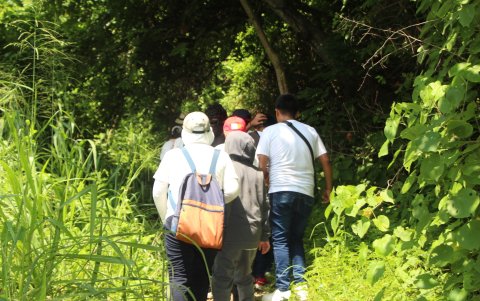 Los integrantes del vacacional de la Policía Nacional recorrieron el bosque para conocer sobre flora y fauna.
