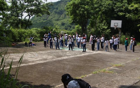 Los menores de Nueva Prosperina bailaron en las canchas del bosque protector de cerro El Paraíso. Se desconectaron por un momento de la crisis por violencia en sus sectores.