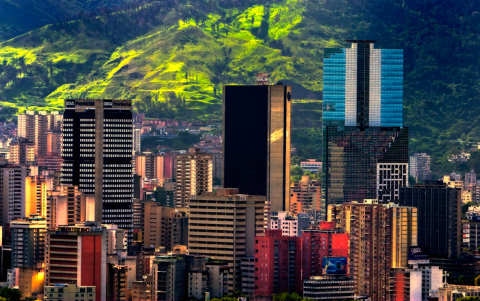 Vista panorámica de Caracas, Venezuela, una ciudad marcada por la crisis económica y social.