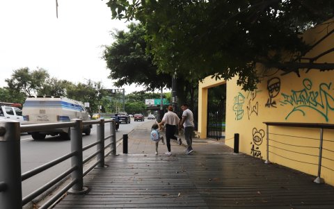 Familias suelen transitar por las aceras del puente 5 de Junio, entre el Malecón del Salado y el parque lineal que conduce a Guayarte.