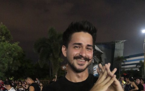 El ecuatoriano Jafith Barriga de 23 años, se dejó crecer el bigote al estilo del cantante, tras la insistencia de sus amigos y conocidos que le decían que tenía un gran parecido con Camilo.