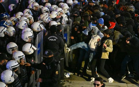 La policía antidisturbios turca bloquea a los estudiantes que apoyan al alcalde de Estambul, Ekrem Imamoglu, detenido el 19 de marzo de 2025.