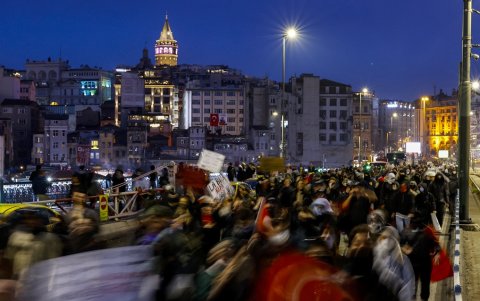 Escoltados por la policía antidisturbios, la gente cruza el puente de Gálata, en su camino hacia el distrito de Sarachane y el edificio del Ayuntamiento de la Municipalidad.