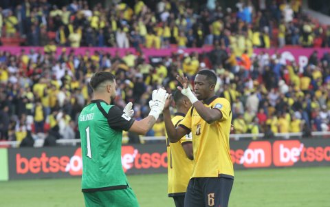 Hernán Galíndez (i) y Willian Pacho forman parte de la 'muralla' tricolor.
