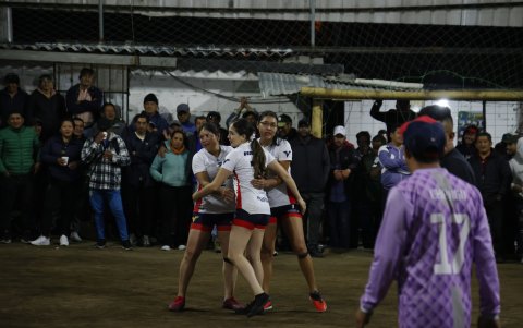 Karen Fraga, Estela Flores y Viviana Chamba celebran tras conseguir un punto durante el juego.