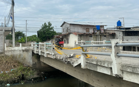 Puente afectado en el barrio Justicia Popular de Machala después de la detonación de explosivos.
