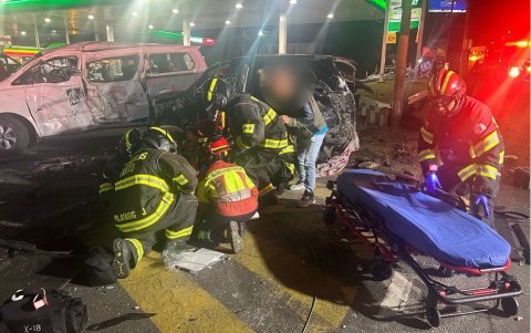 El grave choque también dejó tres heridos. Los afectados fueron trasladados a diferentes casas de salud.