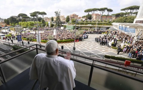 El Papa Francisco saludando a la multitud desde una ventana del hospital Gemelli antes de ser dado de alta tras una hospitalización de cinco semanas por neumonía.
