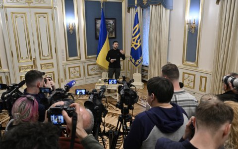 El presidente Volodímir Zelenski, ofrece una conferencia de prensa en Kiev el 25 de marzo de 2025, en medio de la invasión rusa de Ucrania.