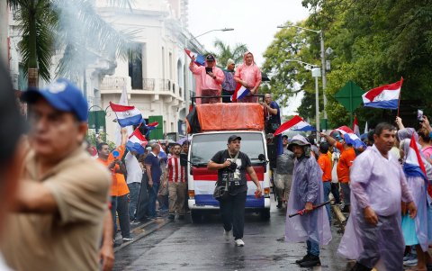 Integrantes de más de 30 organizaciones sociales paraguayas marchan hacia el Palacio Legislativo este martes, en Asunción (Paraguay).