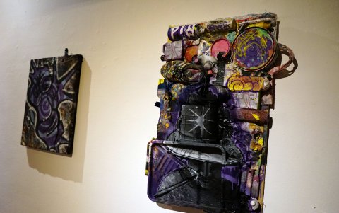 Borbón busca explorar un universo pictórico en el que la pintura se convierte en un acto de liberación.