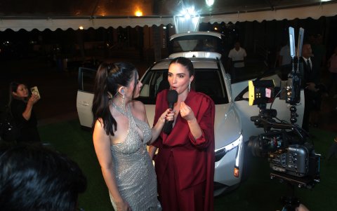 Shany conociendo sus premios.