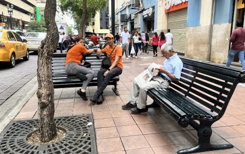 Espacios. Varias personas suelen sentarse en las bancas de la avenida 9 de Octubre a conversar, a esperar o a leer el periódico.
