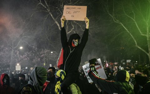 Un manifestante sostiene una pancarta durante una manifestación en apoyo del alcalde arrestado de Estambul, en Estambul, el 25 de marzo de 2025.