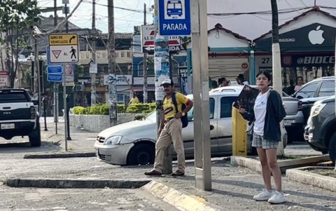 Parados. En los paraderos y aceras del norte, la gente debe arrimarse a los postes de alumbrado público, ya que no tienen dónde sentarse a dialogar o a esperar el bus o un taxi.