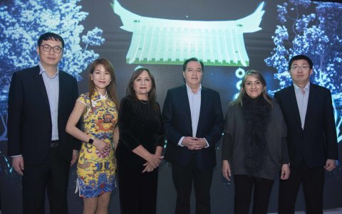 Liu Bin, gerente regional de América Latina Dongfeng; Feng Lee Yu, traductor y negociador Dongfeng; Gloria Navas, gerente de Operaciones y Marcas CMH;; Santiago Castro, CEO CMH; Tatiana Flores, gerente de Marca Dongfeng y CMH; y Huo Jie, gerente regional Dongfeng.