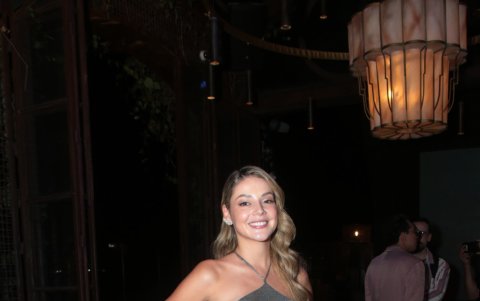 Su vestido es de la marca Fadua