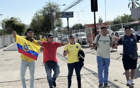 Un grupo de amigos ecuatorianos, llegados de todas partes del país, se concentraron afuera del Estadio Nacional.