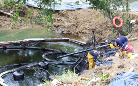 Personal técnico de Petroecuador se encuentra realizando labores de contención.