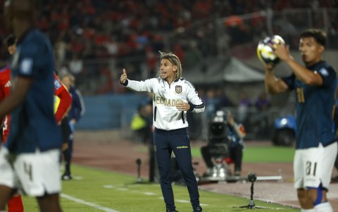 Sebastián Beccacece dando indicaciones a la selección de Ecuador en el partido contra Chile, en Santiago