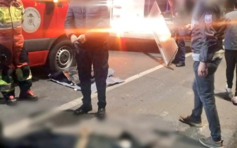 El cadáver del asaltante quedó sobre el asfalto de la avenida Simón Bolívar, luego de que un policía lo abatió.