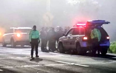 Un grupo de agentes de la Policía llegó al lugar para cercar la zona del asalto en la avenida Simón Bolívar.