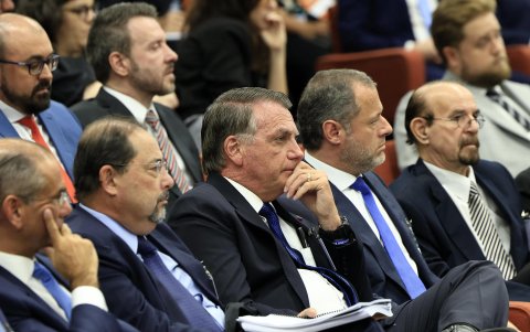 El expresidente, Jair Bolsonaro (c) durante la primera audiencia este martes, en Brasilia (Brasil).