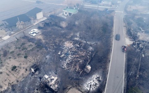 Devastación causada por los incendios forestales que se expanden por Corea del Sur.