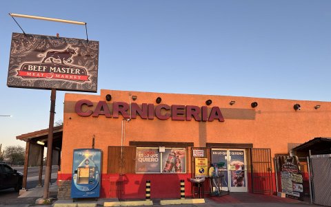 Fotografía de la fachada del Mercado Beef Master Meat este 24 de marzo de 2025, en la ciudad de Tucson, Arizona (EE.UU.).