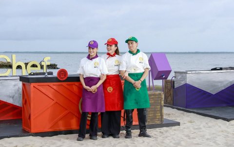 Los tres finalistas de MasterChef Celebrity Ecuador 2: Shany Nadan, Alex Vizuete y Natalia Regge, durante la emocionante final del programa.