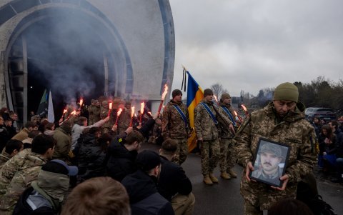Soldados ucranianos en el funeral de uno de sus compañeros caídos en el marco de la continuidad de las hostilidades entre Rusia y Ucrania.