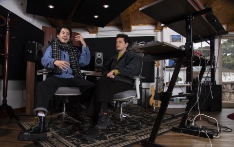 Los integrantes de Miel en su estudio.