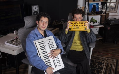 Damián y Martín, sentados frente a sus consolas, repasan esta trayectoria que hoy los ubica en Bogotá