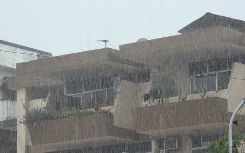 Lluvias intensas cubren las calles en Ceibos, norte de Guayaquil.