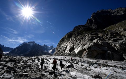 Voluntarios recogen residuos en el glaciar Mer de Glace en Chamonix-Mont Blanc, Alpes franceses, el 2 de septiembre de 2016, durante la operación anual de limpieza tras el verano.