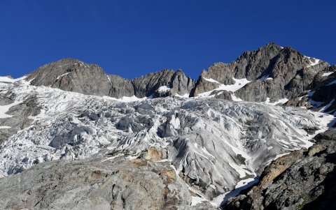 El macizo de Écrins (1870 m, Altos Alpes), Alpes franceses, muestra el Glaciar Blanco. El deshielo acelerado de los glaciares debido al calentamiento global .