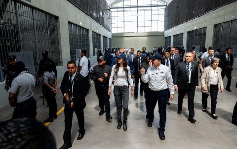 La Secretaria de Seguridad Nacional de Estados Unidos, Kristi Noem (C), recorriendo el Centro de Confinamiento del Terrorismo (CECOT), en Tecoluca